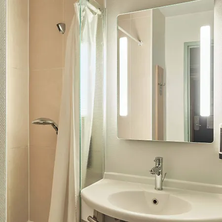 B&B Hotel Orgeval ホテル